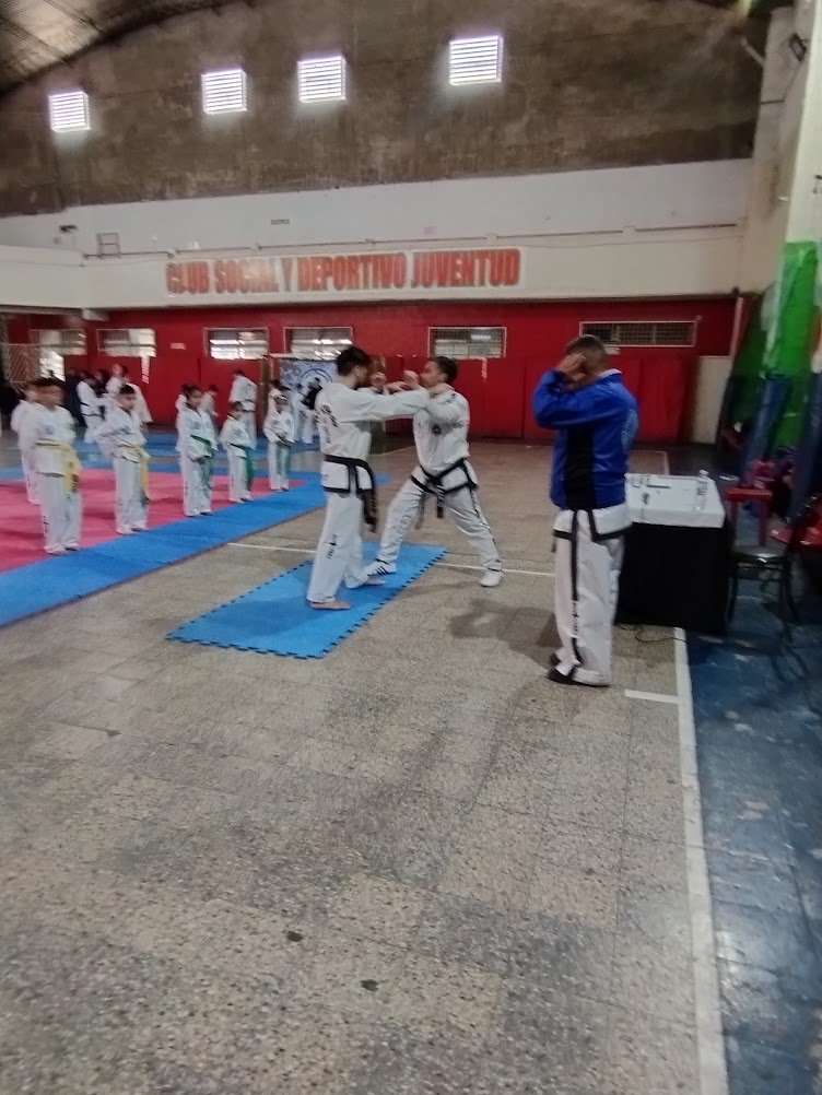 Práctica de defensa personal en Club Juventud