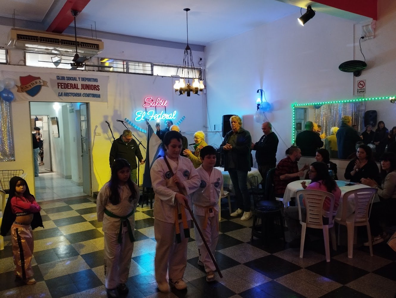 Practicantes juveniles en una actividad del Club Federal